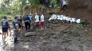 Membangun Tanggul Sungai Bersama Babinsa Nglebeng: Kolaborasi Tangguh dalam Mencegah Banjir