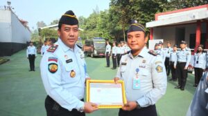 Apresiasi Kinerja Terbaik, Kepala Rutan Tangerang Berikan Penghargaan Kepada 2 orang Pegawai Teladan