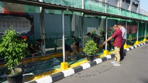 Kompak! Napi dan Petugas Lapas Narkotika Jakarta Laksanakan Bersih-Bersih Lingkungan Hunian Lapas