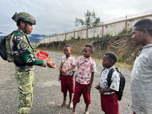 Tanpa Alas Kaki Anak Papua Semangat Bersekolah Dapat Hadiah Dari Prajurit Condromowo