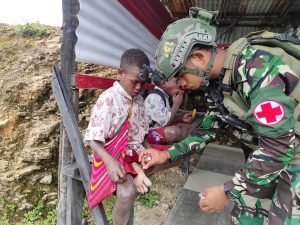 Kesekolah Tanpa Alas Kaki, Bintara kesehatan Sigap Obati Luka Anak Papua