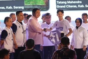 Peringati Hari Buruh 1 Mei 2025 Menteri PKP Serahkan 100 Kunci Rumah Subsidi Untuk Buruh