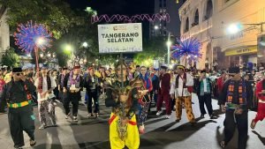 Meriah! Pemkot Tangsel Tampilkan Ikon Khas Anggrek, Busana Daur Ulang dan Baju Betawi di Karnaval Budaya APEKSI VII Surabaya