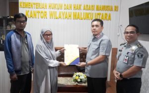 Kakanwil Argap Serahkan Sertifikat Perpanjangan Merek Air Kemasan DAG