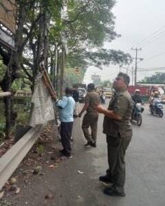 Trantib Kecamatan Neglasari Kota Tangerang Gelar Operasi Spanduk Komersil Tanpa Izin