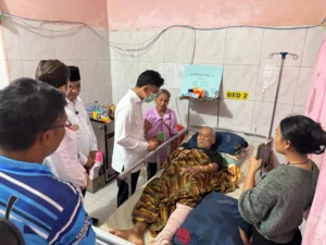 Usai Tinjau Desa Tangkura, Wapres Gibran Besuk Korban Gempa di RSUD Poso