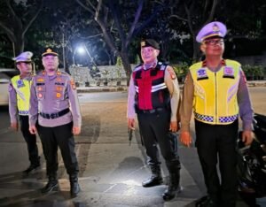 Senyum Pengayuh Ontel di Tengah Patroli Malam: Warga Apresiasi Kehadiran Polisi di Pesisir Tangerang