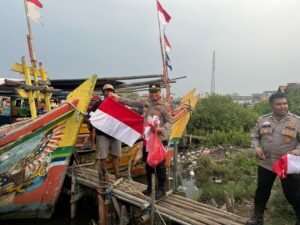 Jelang HUT RI ke-80, Polsek Pakuhaji dan Aparatur Desa Surya Bahari Bagikan Ratusan Bendera Merah Putih kepada Warga dan Nelayan