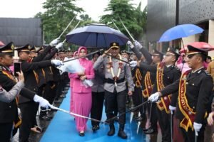 Brigjen Pol H. Hengki Resmi Jabat Kapolda Banten, Irjen Pol Suyudi Dilepas Lewat Upacara Pedang Pora