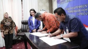 Kakanwil Kemenkum Malut Teken MoU dengan Bupati dan Walikota Perkuat PerUU, Pembinaan dan Pelayanan Hukum