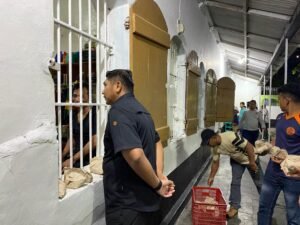 Ciptakan Kondusifitas, Jajaran Surakarta Bagikan Nasi Goreng dan Roti kepada Warga Binaan