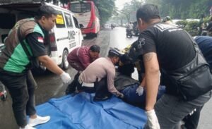 Hujan, Polisi Imbau Pengendara Berhati-hati Saat Lintasi Jalan Licin di Tangerang