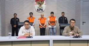 KPK Tahan Tiga Tersangka Korupsi Pengadaan Katalis di PT Pertamina (Persero) TA 2012- 2014
