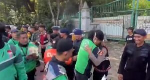 Ratusan Pengemudi Ojol Gelar Aksi Damai Tebar Mawar di Kawasan Monas
