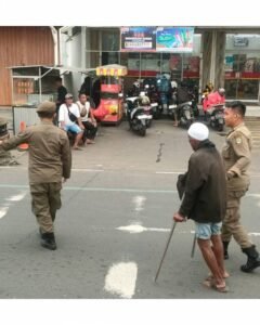 Read more at: https://www.tangerangkota.go.id/berita/detail/52497/satpol-pp-kota-tangerang-gelar-operasi-penertiban-tunawisma-sejumlah-orang-diberikan-pembinaan-sosial  Download aplikasi Android TangerangLive : https://play.google.com/store/apps/details?id=id.go.tangerangkota.tangeranglive&hl=en