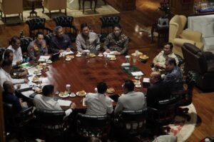 Presiden Prabowo Instruksikan Prototipe Listrik Pedesaan Tenaga Surya dan Bahas Giant Sea Wall di Hambalang