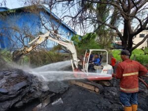 Terjunkan Alat Berat, BPBD Kota Tangerang Lanjutkan Pemadaman Kebakaran Timbu
