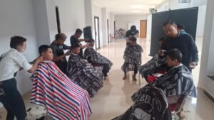 Dinsos Kota Tangerang Sentuh Generasi Muda Lewat Program Cukur Gratis bagi Siswa Sekolah