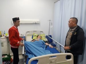 Disela kesibukan, Bhabinkamtibmas Bojong Jaya Menjenguk Warga Yang Sakit