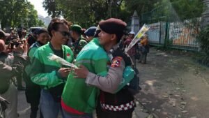 Bagikan Ribuan Mawar Untuk Anggota Polri dan TNI di Sekitar Monas,  Komunitas Ojol Tidak Mau Terprovokasi