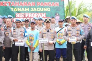 Propam Polda Banten dan Polres Cilegon Gelar Program Ketahanan Pangan Dan Bansos di Mancak