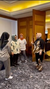 Dirkeswat Adhayana Lubis, tinjau booth Laputara Store dalam kegiatan Innovative Mental Health Practices and Criminal Law Talk