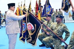 Hadiri Presidential Inspection di KRI Radjiman, Presiden Prabowo Anugerahkan Tanda Kehormatan