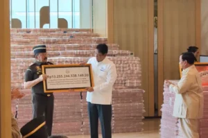 Disaksikan Presiden, Jaksa Agung Serahkan Uang Pengganti Kerugian Negara Dalam Perkara Korupsi CPO Rp13,25 Triliun Ke Menkeu