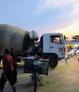 Bikin Macet, Warga Pinang Paksa Truk Molen Putar Balik di Jalan Rasuna Said