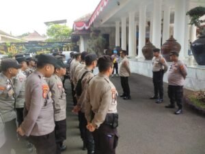 Petugas Polres Serang Polda Banten Melaksanakan Pengamanan Aksi Unjuk Rasa