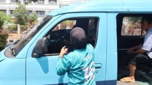 Lapas Perempuan Kelas IIA Tangerang Laksanakan Jumat Berkah dengan Membagikan Nasi Kepada Warga Sekitar