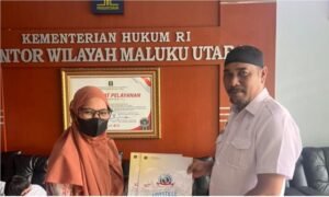 Kemenkum Malut Serahkan Sertifikat Apostille Permudah Layanan Internasional