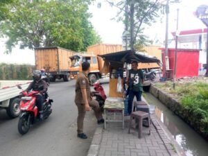 Trantib Kecamatan Benda Tertibkan PKL di Jalan Husein Sastranegara, Pastikan Trotoar Aman untuk Pejalan Kaki