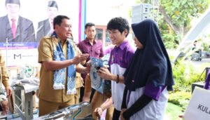 HUT Ke-80 Kecamatan Rajeg, Bupati Tangerang Serahkan Bantuan Peralatan Usaha
