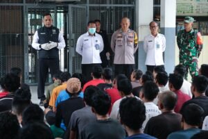 Komitmen Bebas Halinar, Lapas Cibinong Bersinergi Dengan TNI/Polri Gelar Sidak Gabungan di Kamar Hunian Warga Binaan