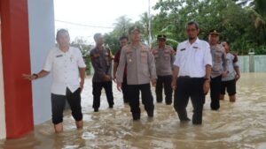 Kapolres Pandeglang Lakukan Quick Respon Tinjau Lokasi Banjir di Kecamatan Angsana