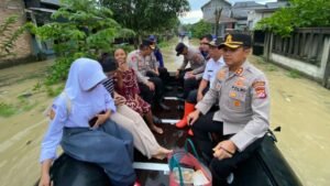 Polres Pandeglang Berikan Bantuan dan Evakuasi Warga Terdampak Banjir di Kecamatan Angsana