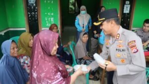 Polres Pandeglang Bagikan Nasi Bungkus kepada Korban Banjir di Kecamatan Angsana