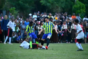 Dorong Semangat Olahraga Anak Muda, Wapres Bermain Sepak Bola Bersama Anak-anak SSB Papua Barat dan Awak Media