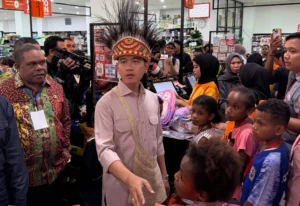 Berbagi Kebahagian, Wapres Ajak Anak Yatim di Manokwari Belanja Kebutuhan Sekolah