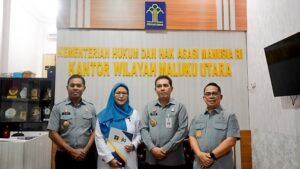 Kemenkum Malut Serahkan Sertifikat Merek Air Kemasan “Inooke”