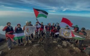 AWG Kibarkan Bendera Indonesia-Palestina di Gunung Raung
