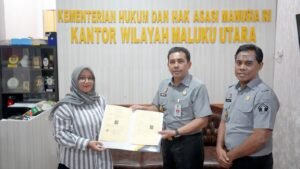 Dongkrak Daya Saing UMKM, Kemenkum Malut Serahkan Sertifikat Merek Terdaftar