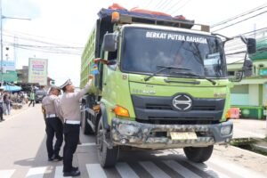 Polres Pandeglang Himbau dan Tindak Tegas Pengemudi Roda 4 Bersumbu 3 ke Atas Selama Operasi Zebra Maung 2025
