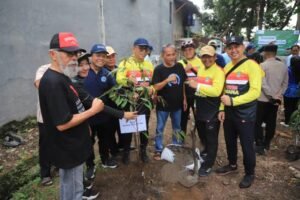 Aksi Jumat Bersih Kecamatan Cipondoh, Ubah Sampah Jadi Donasi Kemanusiaan