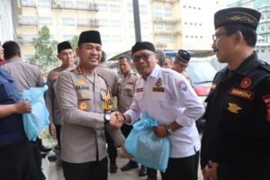 Kapolres Metro Tangerang Kota Gelar Jumat Peduli, Salurkan 100 Paket Sembako untuk Potensi Masyarakat
