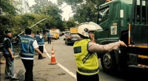 Tiang Penerangan Jalan Ambruk di Exit Tol Kebon Nanas, Satlantas Polres Metro Tangerang Kota Bergerak Cepat