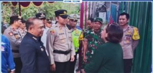 Camat Cipondoh Bersama Kapolsek Monitoring Pengamanan Gereja Saat Malam Natal 2025