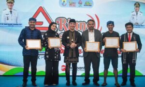 Bupati Lebak Serahkan Penghargaan Pada Acara Riung Mungpulung Dalam Rangka Hari Jadi ke 197 Kabupaten Lebak