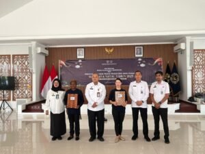 Direktur Bimbingan Kemasyarakatan, Ceno Hersusetyokartiko Serahkan SK Remisi Khusus Natal kepada Warga Binaan Lapas Perempuan Tangerang